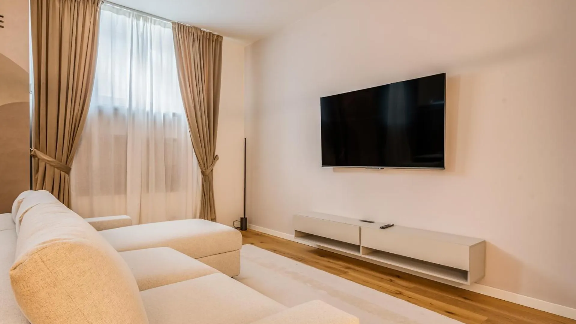 Апартаменты Brand New Milano Via Melzi D'Eril 18 4 Pax